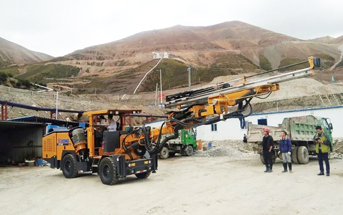 铁矿开采，esball官网电子游戏www.esball.com矿用液压掘进钻车先入为主！